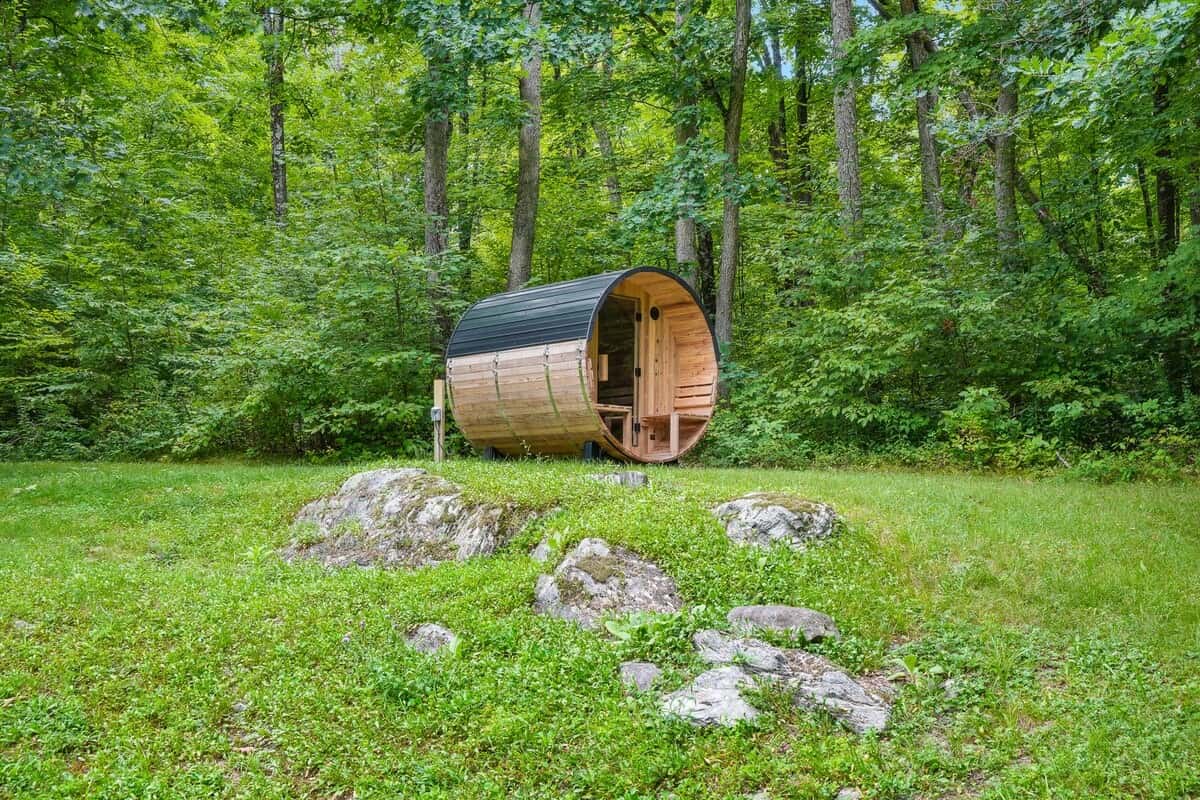 The barrel sauna on a boulder outcrop at the edge of the woods